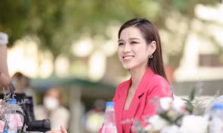 Hoa hậu Đỗ Thị Hà nói về áp lực khi bị so sánh với bạn học thời cấp 2