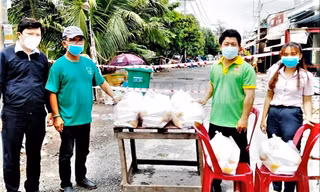  “Bếp Thương Sài Gòn” do Hội Sân khấu TPHCM tổ chức cung cấp cơm cho khu phong tỏa. Ảnh: Tư liệu nghệ sĩ