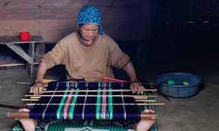Phụ nữ Đam Pao dệt thổ cẩm 