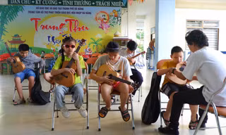 Tiếng đàn đã thắp lên nụ cười và hy vọng về tương lai cho các em nhỏ. Ảnh: Nguyễn Thành