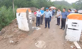 Xây cọc bê tông chống đổ trộm phế thải tại quận Tây Hồ
