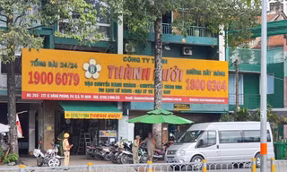 Lực lượng chức năng kiểm tra văn phòng xe hợp đồng Thành Bưởi ở TPHCM chiều 26/10, sau tai nạn làm 5 người chết. Ảnh: Hữu Huy