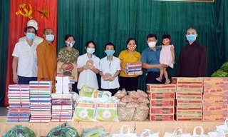 Ðại Ðức Thích Thiền Tuệ - Trụ trì chùa Vĩnh Phúc trao quà tại Làng trẻ em SOS Vinh
