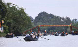 Việc check-in bằng vé điện tử giúp giảm thiểu tình trạng chen lấn, ách tắc ở lễ hội chùa Hương. Ảnh: NHẬT MINH