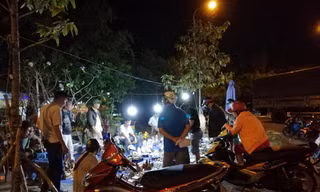 Chợ đồ cổ, giả cổ tấp nập trong đêm