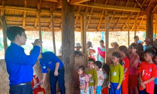 A Trung, Bí thư Huyện Đoàn Tu Mơ Rông, hướng dẫn các em nhỏ chọn sách phù hợp với lứa tuổi