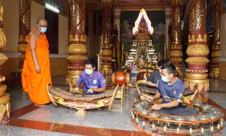 Thượng tọa Lý Hùng, Trụ trì chùa Pitu Khôsa Răngsây hướng dẫn học trò cách chơi nhạc ngũ âm. Ảnh: Hòa Hội