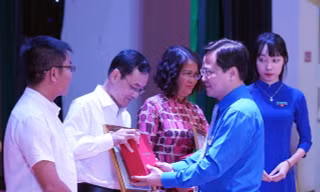Bí thư thứ nhất Trung ương Ðoàn Nguyễn Anh Tuấn trao khen thưởng cho các điển hình tiêu biểu trong học tập và làm theo tấm gương đạo đức, tư tưởng, phong cách Chủ tịch Hồ Chí Minh. Ảnh: Như Ý