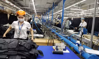 Hội đồng tiền lương thống nhất khuyến nghị Chính phủ tăng lương tối thiểu vùng thêm 6% từ ngày 1/7/2024. Ảnh minh họa: H.Việt