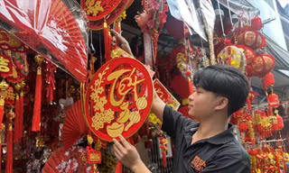 Sản phẩm trang trí Tết “thuần Việt” được người tiêu dùng ưu tiên chọn lựa (ảnh tại phố kinh doanh đồ trang trí Hải Thượng Lãn Ông, quận 5). Ảnh: U.P