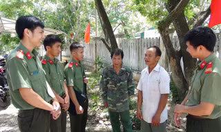 Công an huyện miền núi Sơn Hà vận động, giải quyết một vụ nghi “cầm đồ thuốc độc” tại xã Sơn Kỳ. Ảnh: TS