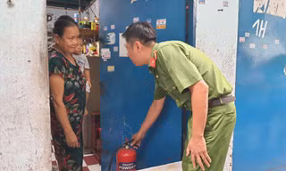 Công an TPHCM hướng dẫn người dân sử dụng bình chữa cháy tại phòng trọ ở quận Tân Phú. Ảnh: Hoàng Thuận