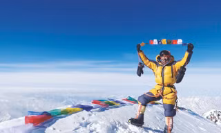 Temba Bhote cùng Nguyễn Mạnh Duy - trên đỉnh Merapeak 4/2023