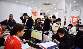Khách hàng đến chuẩn hóa thông tin thuê bao tại điểm giao dịch của Viettel ở Hà Nội. Ảnh: Như Ý
