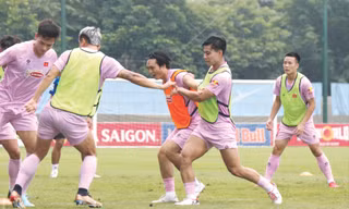 HLV Kim Sang-sik lại gặp khó khăn do kế hoạch chuẩn bị cho ASEAN Cup 2024 bị xáo trộn. Ảnh: Anh Đoàn