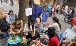 Khách xếp hàng chờ ăn món mỗi năm chỉ có một lần ở Hà Nội