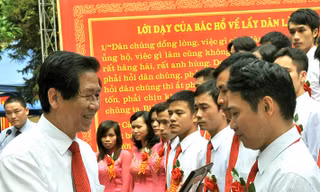 Tổng Giám đốc Nguyễn Đoàn Thăng trao giải tập thể xuất sắc