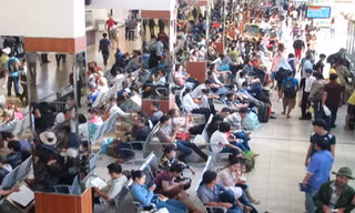 Người dân ùn ùn đổ về bến xe miền Đông để tranh thủ đón xe về quê nghỉ lễ sớm hơn dự kiến.