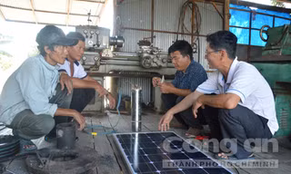 Bốn ông nông dân chế thuyền du lịch chạy bằng năng lượng