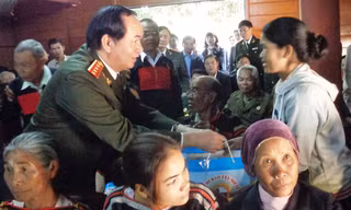 Đại tướng Trần Đại Quang tặng quà tết cho đồng bào Ê Đê.