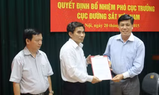 Thứ trưởng Nguyễn Ngọc Đông trao Quyết định cho ông Nguyễn Huy Hiền và ông Khương Thế Duy. Ảnh: mt.gov.vn.
