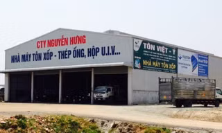 Xưởng cán tôn nơi anh Nam làm việc.