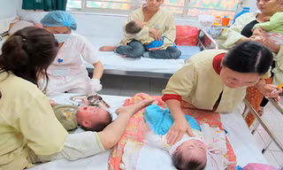 Trong vụ dịch sởi bùng phát đầu năm 2014, khoa Truyền nhiễm, Bệnh viện Nhi Trung ương thường nằm ghép 2, thậm chí 3. Ảnh: N.Phương.