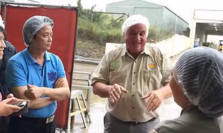 Ông Brice Kaddatz (người đứng giữa) giới thiệu về nhà máy và quy trình chế biến của Công ty Suncoast Gold Macadamia tại Úc.