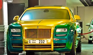 Nhìn gần Rolls-Royce Ghost phiên bản màu vàng-xanh lá.