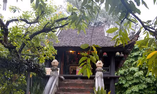Tượng Phật vẫn ...đội nón ở chùa Một Cột
