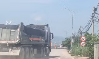 Hoà Bình: Đường đê mới đầu tư bị xe quá tải quần thảo cả ngày