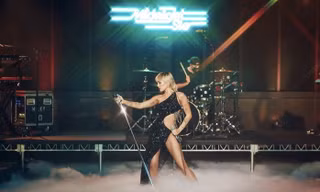 Trang phục tôn dáng của NTK Công Trí giúp Miley Cyrus khoe trọn đường cong quyến rũ