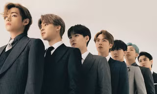 BTS lên bìa Variety Mỹ, V tiếp tục chứng minh “visual quốc dân” không ai thay thế nổi