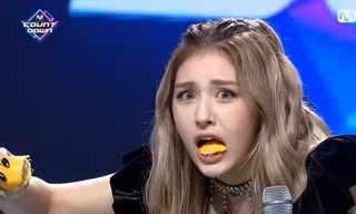 Lý do Jeon Somi phải ăn một quả chanh cực chua sau khi giành cúp show M!Countdown