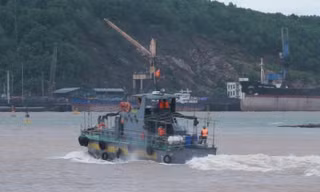 Tìm thấy 2 ngư dân Thanh Hóa bị trôi dạt trên biển do bão