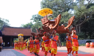 Hàng nghìn người tham dự lễ hội Lam Kinh