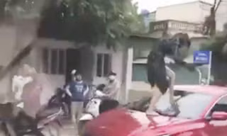 Người phụ nữ ‘tung cước’ đạp vỡ kính ô tô, cắn đứt tai cô gái vì… ghen