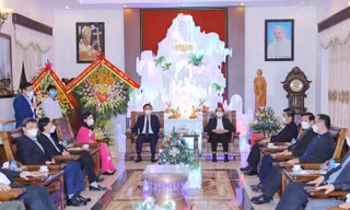 Bí thư Tỉnh ủy Thanh Hoá chúc mừng đồng bào công giáo