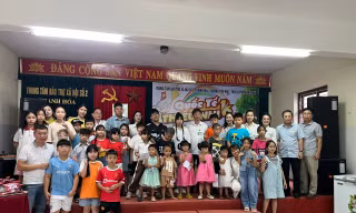 Học sinh dùng tiền thưởng, tiền tiết kiệm chia sẻ với trẻ em, người có hoàn cảnh khó khăn