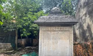 Hai bia đá cổ trên 300 năm bị dùng để làm tường rào ở Thanh Hoá