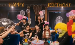 Trở lại cùng "Birthday", Red Velvet gây choáng với bài hát đúng kiểu "thách bạn cover"