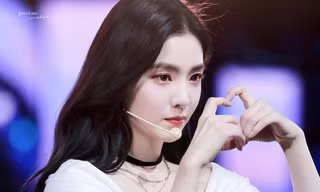 Irene Red Velvet nhâm nhi ẩm thực Việt, bất ngờ vì một món "siêu to khổng lồ"