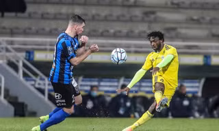 Xavier Kouassi - trung vệ vốn có tiểu sử 'phá đội' của Pau FC