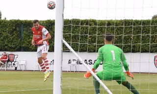 Arsenal bị 'ném đá' khi đá thật thua tan tác, đá đùa thắng tưng bừng