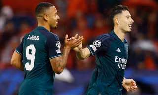 Thắng trên đất Tây Ban Nha, Arsenal chiếm ngôi đầu 