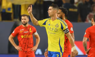 Ronaldo hoãn gia hạn hợp đồng, tìm cách rời khỏi Al Nassr