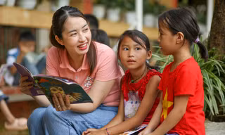 Dự án Thư viện từ những bông hoa trao thư viện sách tại huyện Mù Cang Chải, tỉnh Yên Bái.