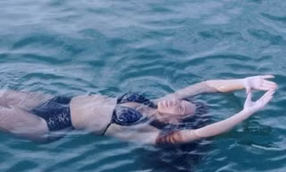 Beyonce mặc bikini thả dáng giữa biển