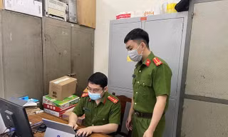 Lực lượng chức năng rà soát hồ sơ các vụ mua bán trái phép hóa đơn.