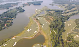 Sân golf Kings Course thuộc BRG Kings Island Golf Resort (Đồng Mô, Sơn Tây, Hà Nội) ảnh: MẠNH THẮNG 